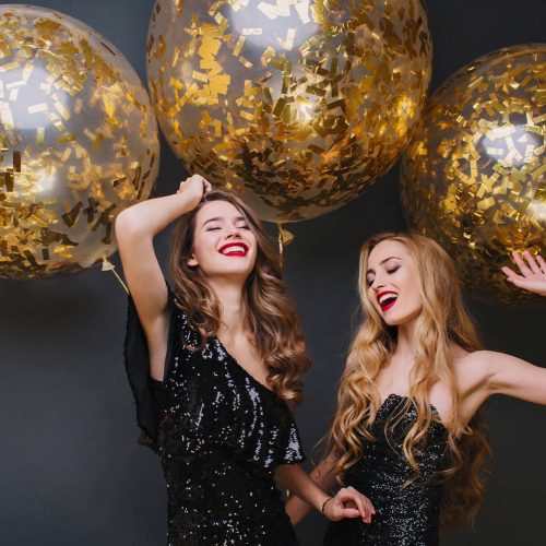 merry-christmas-zwei-Frauen-Mit-goldenen-Luftballons